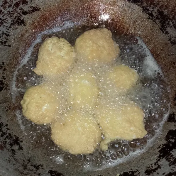 Panaskan minyak kemudian goreng ampal menggunakan takaran sendok makan. Goreng hingga matang dan Krispi.
