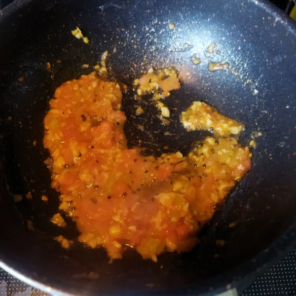 Masukkan tomat cincang, lalu tumis hingga tomat layu dan lembut.