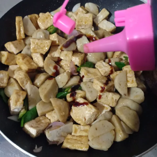 Beri kecap manis.