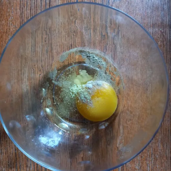 Untuk membuat telur dadar : pecahkan telur, tambahkan garam, lada bubuk, penyedap aduk rata