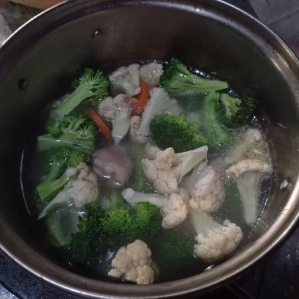 Lalu masukan brokoli dan kembang kol, masak lagi sampai matang, cek rasa