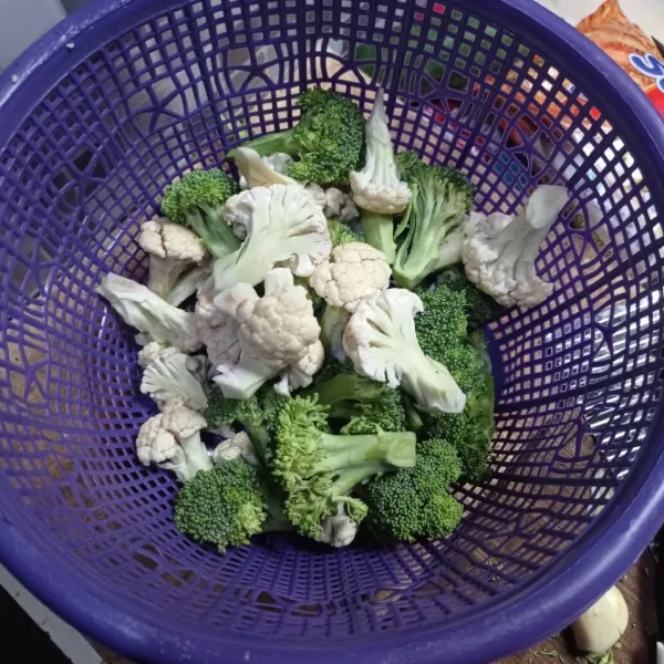 Sembari menunggu mendidih, potong kembang kol dan brokoli rendam air garam 5 menit, cuci bersih