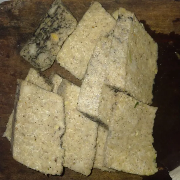 Siapkan tempe menjes lalu iris sesuai selera.