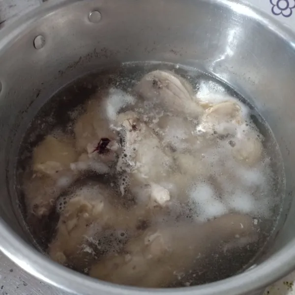 Rebus ayam, lalu buang buihnya dan ganti dengan air baru.