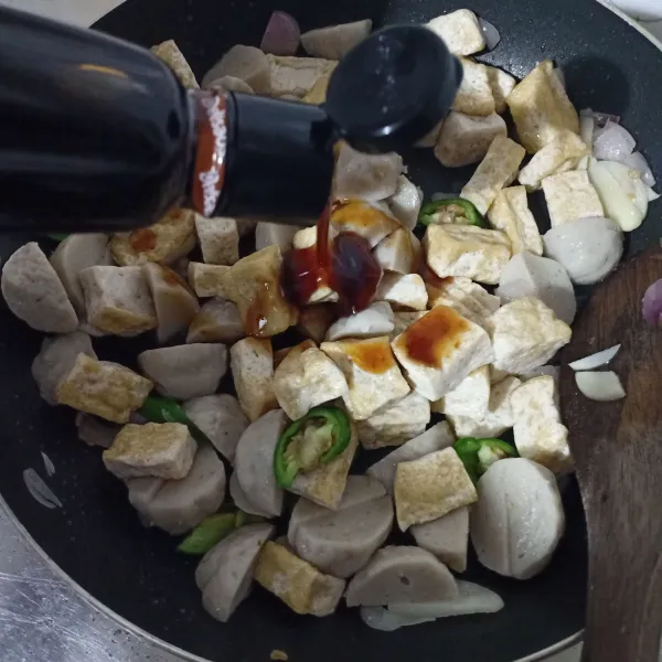 Masukkan tahu dan saus bulgogi.