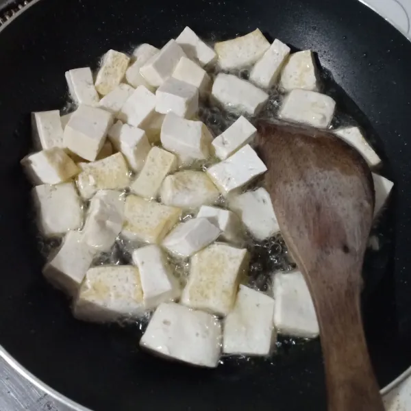 Goreng tahu setengah matang.