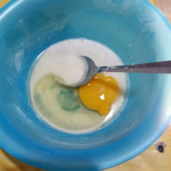Tambahkan telur dan kocok sampai tercampur.