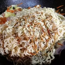 Masukkan mie, kecap dan minyak wijen. Aduk cepat. Koreksi rasa.