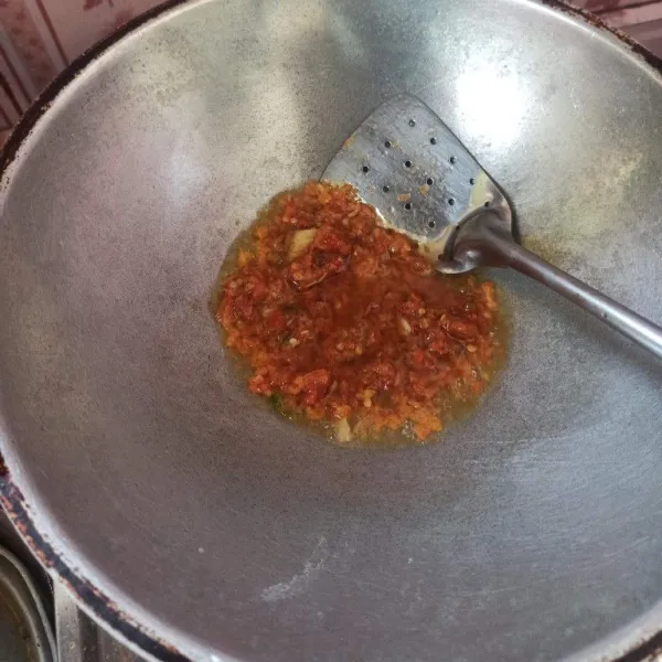 Tumis bumbu halus dan lengkuas sampai harum serta matang.