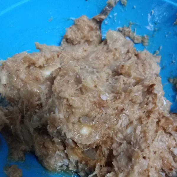 Campur semua bahan tepung masukan air sedikit demi sedikit.