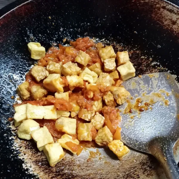 Masukkan tahu tempe goreng, aduk sampai tercampur rata. Angkat dan sajikan.