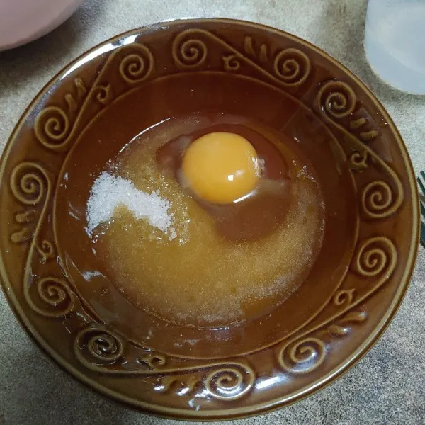 Kocok telur dengan gula dan margarin cair, hingga gula larut dan adonan berbusa.