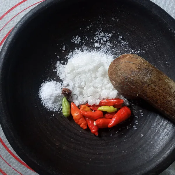 Siapkan cabe rawit, terasi, garam dan 50 gr gula, uleg semuanya sampai halus.