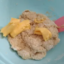 Tambahkan margarin, uleni sampai tercampur rata, tidak perlu sampai kalis. Tutup dengan serbet lalu diamkan selama 30 menit.