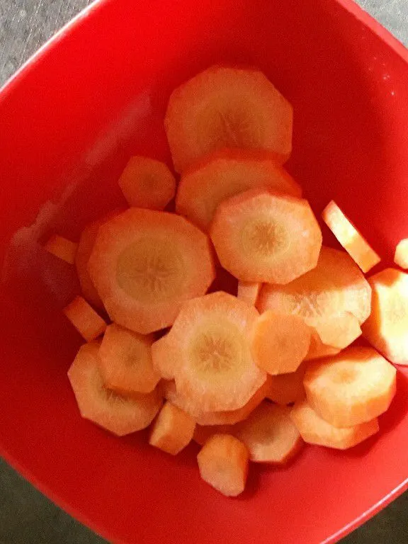 Potong wortel lalu cuci.