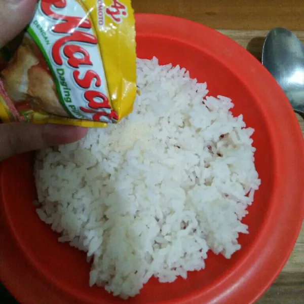 Campur nasi dengan kaldu bubuk. Aduk rata.