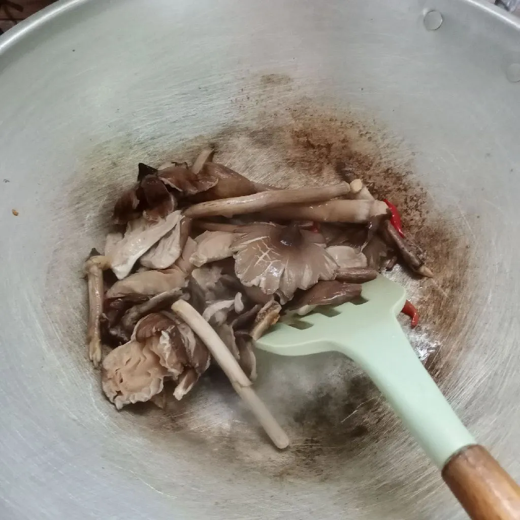 Step 3 Tumis Jamur Bulan