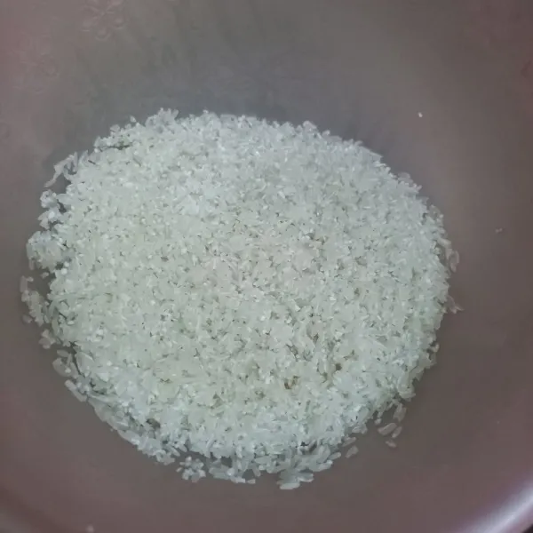 Cuci beras dan tiriskan.