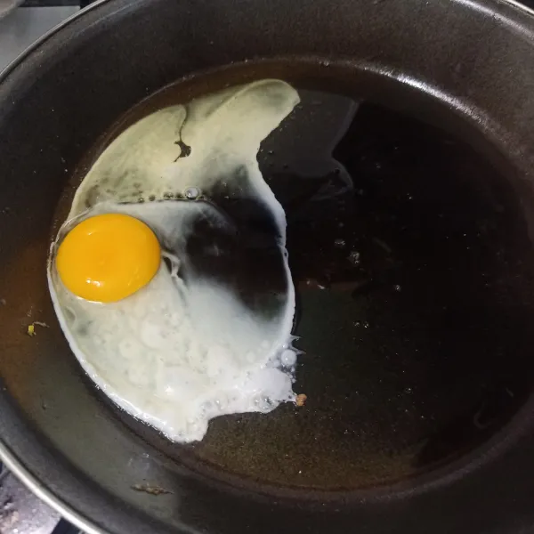 Siapkan wajan lalu beri minyak sedikit dan pecahkan telur.