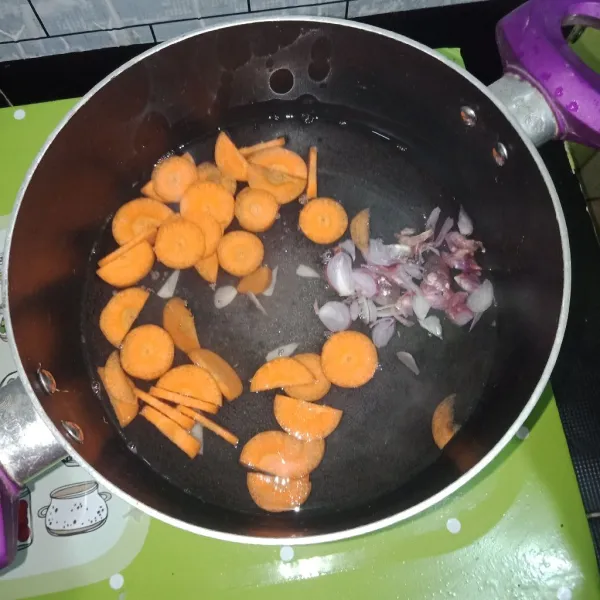 Setelah air mendidih, masukkan wortel yang sudah dipotong, rebus hingga matang juga.