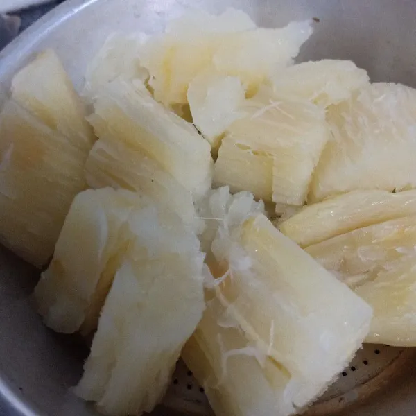 Kupas singkong cuci lalu kukus sampai empuk.