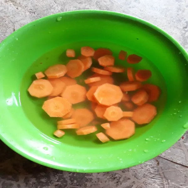 Poting wortel lalu cuci bersih.