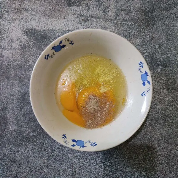 Kocok lepas telur bersama kaldu bubuk dan merica bubuk hingga tercampur rata