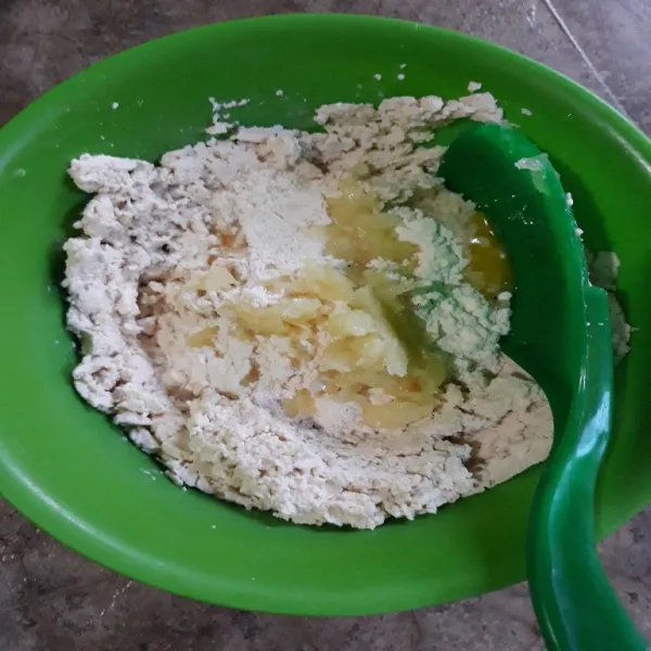 Masukkan bawang putih, lada, kaldu, terigu dan saus tiram dalam adonan. Lalu aduk rata semuanya.
