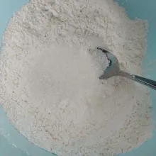 Tambahkan gula pasir, aduk rata kembali.