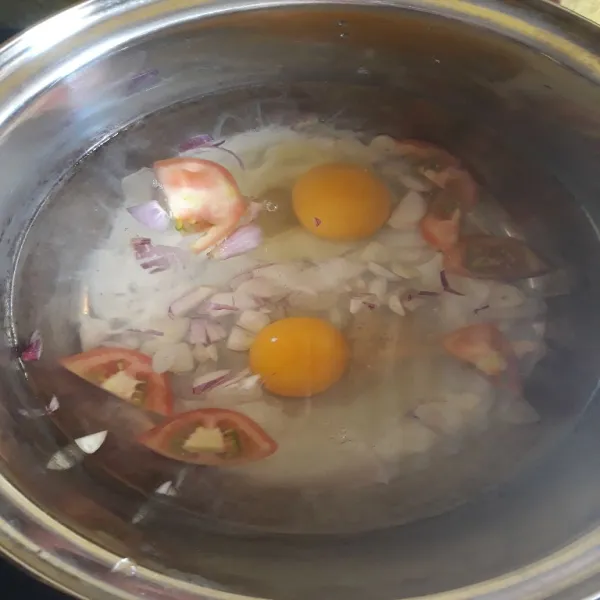 Masukkan telur lalu tambahkan lada, garam serta kaldu bubuk.