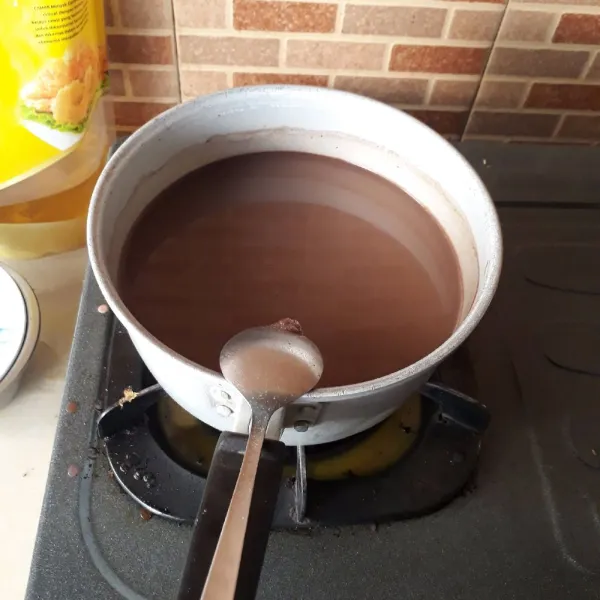 Puding coklat : campurkan agar - agar, coklat bubuk, maizena, gula, susu uht dan air. Masak dengan api sedang sambil diaduk - aduk hingga mendidih.