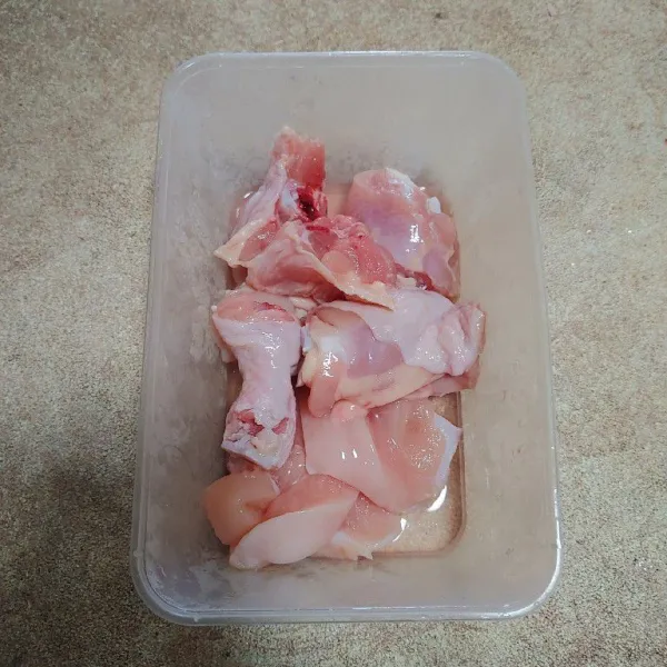 Cuci hingga bersih daging ayam, lalu potong menjadi beberapa bagian.