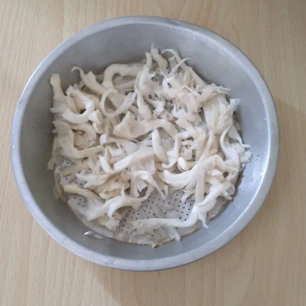 Rendam jamur tiram di air mendidih selama 2 menit lalu angkat, tiriskan dan suwir-suwir jamur tiram . Potong wortel sesuai selera.