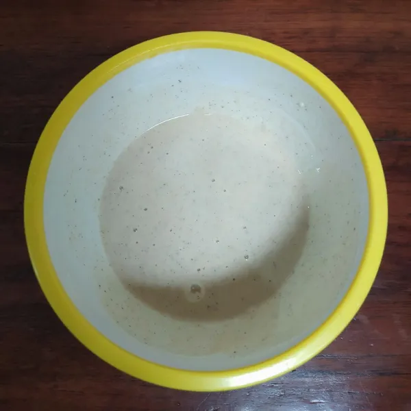 Campur tepung bumbu serba guna dengan air, aduk rata.