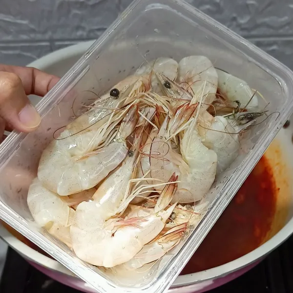 Masukkan udang.