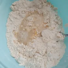 Tuang susu, aduk sampai rata.