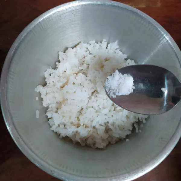 Campur 1 porsi nasi dengan garam dan minyak wijen.