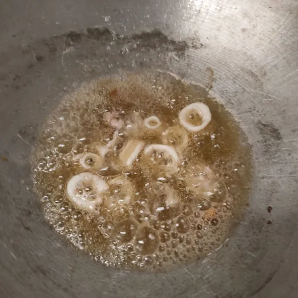 Potong cumi, goreng sebentar di minyak panas, segera angkat. Fungsinya supaya cumi empuk dan tidak alot.