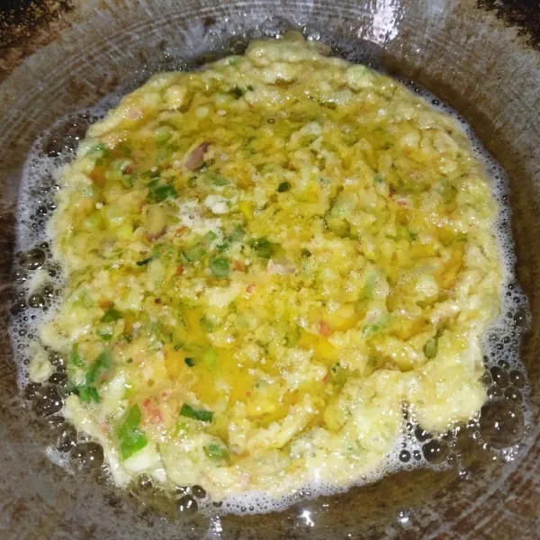 Panaskan minyak goreng secukupnya, lalu goreng telur dengan api sedang cenderung kecil.