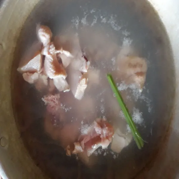 Rebus ayam sampai mendidih dengan ketumbar dan serai geprek.