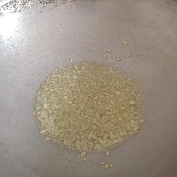 Panaskan minyak goreng tumis bawang putih cincang hingga harum.