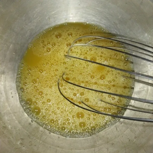 Siapkan wadah, masukkan telur, garam, kaldu bubuk dan lada bubuk, lalu kocok hingga telur berbusa.