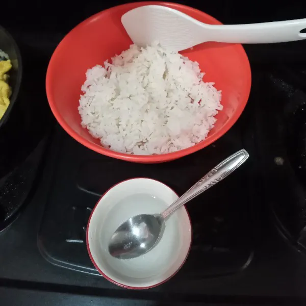 Siapkan nasi, lalu campur cuka, air, gula dan garam di mangkuk kecil, aduk hingga gula dan garam larut kemudian masukkan 2 sdt campuran tersebut ke dalam nasi, aduk rata.