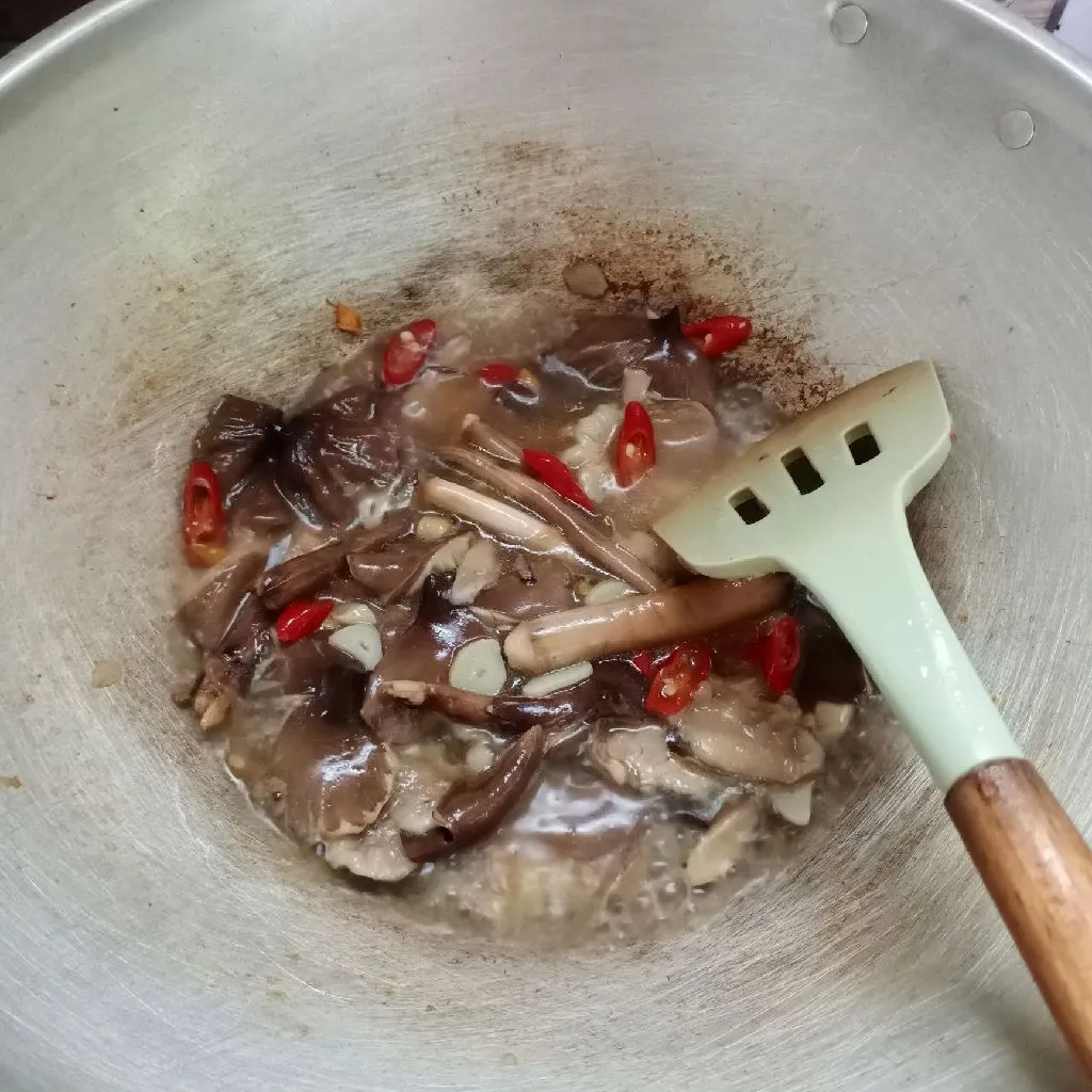 Step 5 Tumis Jamur Bulan