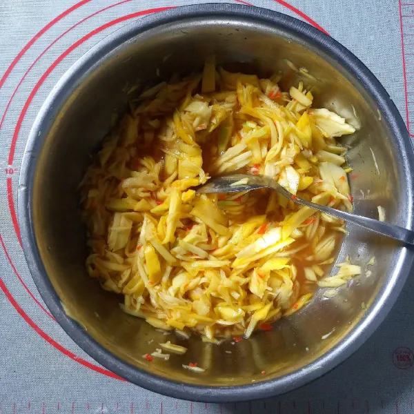 Diamkan dalam kulkas sekitar 1 jam atau sampai mangga muda layu dan keluar banyak cairan.
