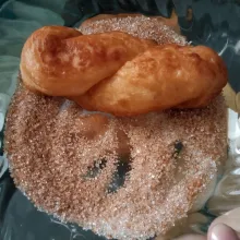Baluri donat dengan campuran gula pasir dan kayu manis. Lalu sajikan.