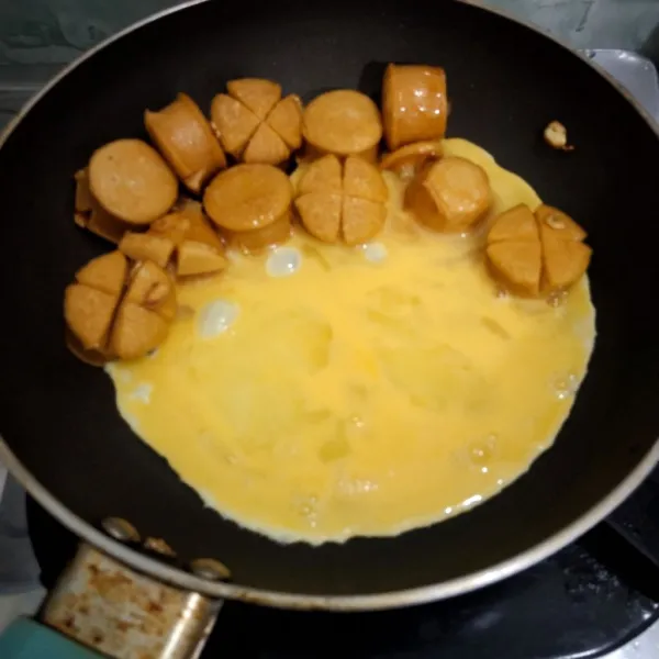 Kocok telur lalu masukkan dalam teflon.