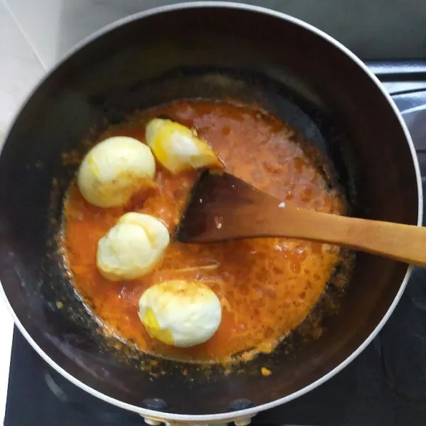Tambahkan telur yang telah direbus dan di goreng ke dalam kuah yang telah mendidih lalu biarkan meresap.