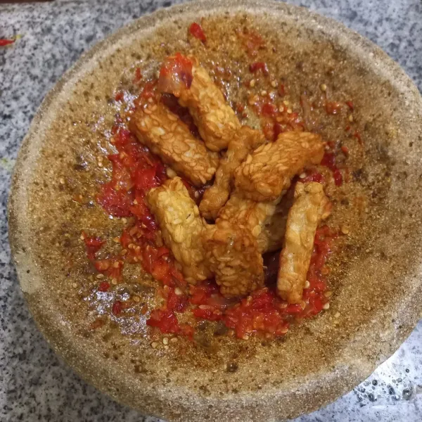 Campur tempe goreng dengan sambal.