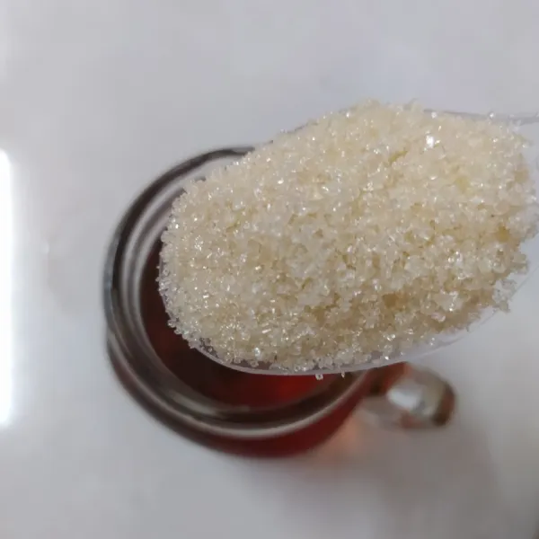Beri gula pasir sesuai selera. Aduk rata dan sajikan hangat.
